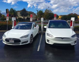 1280px-tesla_model_s_26_x_side_by_side_at_the_gilroy_supercharger